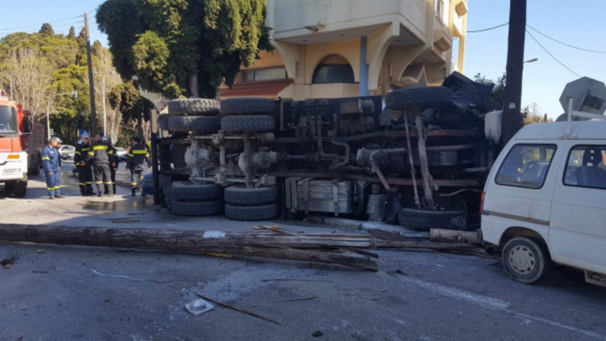 Ρόδος: Σοβαρό τροχαίο με βυτιοφόρο του Πολεμικού Ναυτικού – Ήρθε… τούμπα στη μέση του δρόμου [pics]