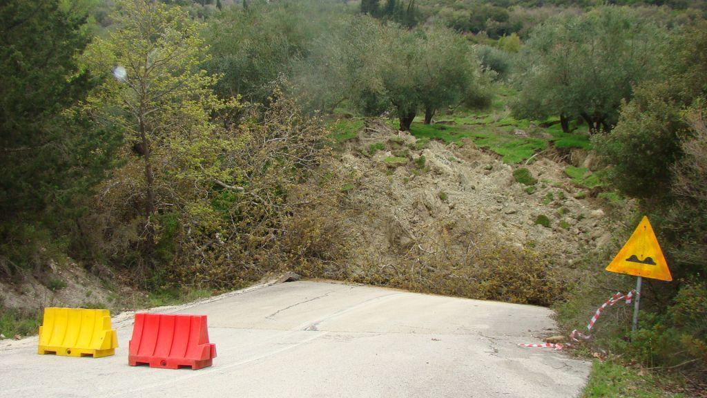 Πρέβεζα: Το βουνό καταπίνει το δρόμο!