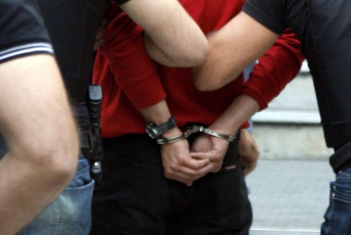 Ηράκλειο: Πλάκωσαν στο ξύλο αστυνομικό μέσα στα δικαστήρια – Επίθεση από οργισμένους συγγενείς!
