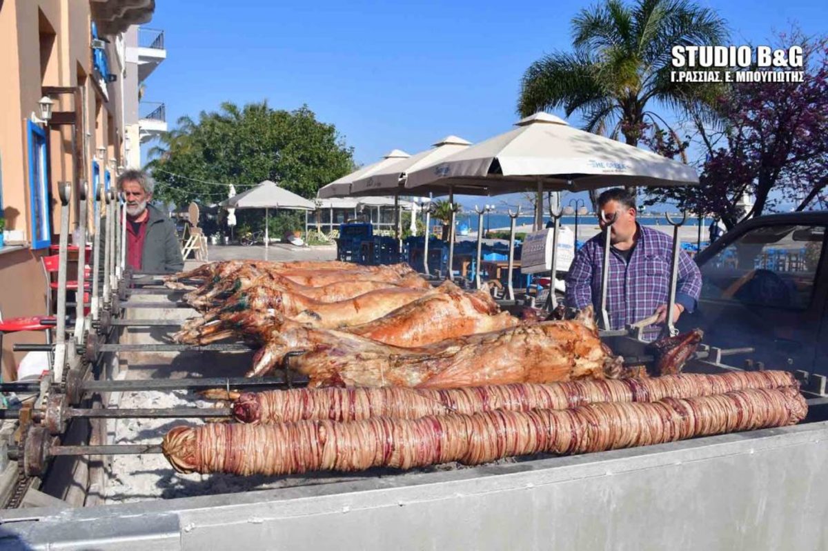 Ναύπλιο: Τουριστική ατραξιόν οι σούβλες με τα αρνιά [pics, vid]