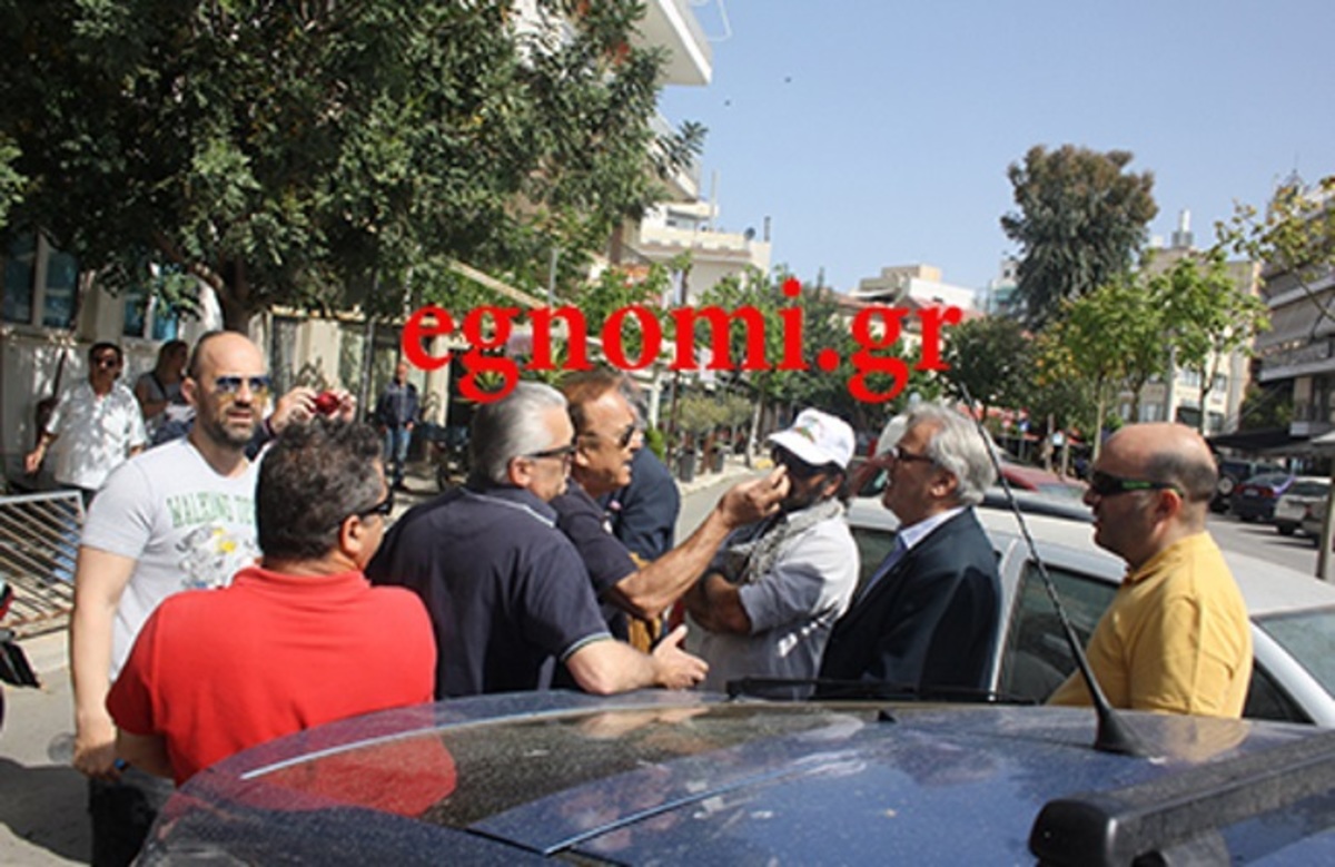 Εύβοια: “Στόλισαν” βουλευτή του ΣΥΡΙΖΑ για τα μνημόνια – Η στιγμή της φραστικής επίθεσης στον Γιώργο Ακριώτη [vid]