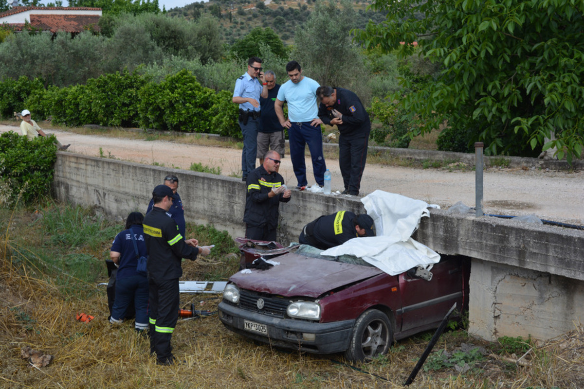 Ναύπλιο: Μαρτυρικός θάνατος για πατέρα 4 παιδιών – Το αυτοκίνητο σφήνωσε σε γεφυράκι – Σκληρές εικόνες στο σημείο [pics, vid]