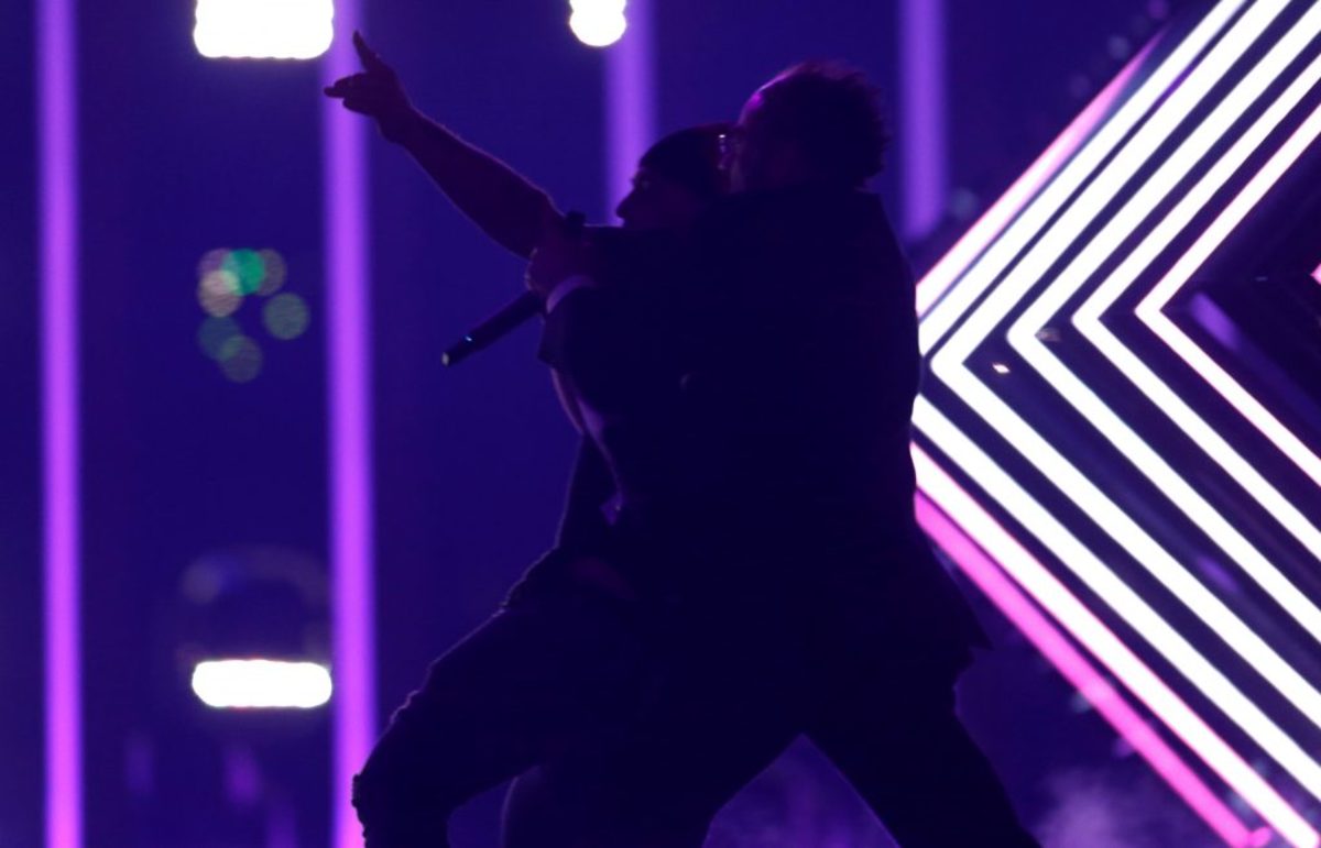 Χαμός στη Eurovision! Η ασφάλεια απομάκρυνε τον θεατή που ανέβηκε στη σκηνή και πήρε το μικρόφωνο