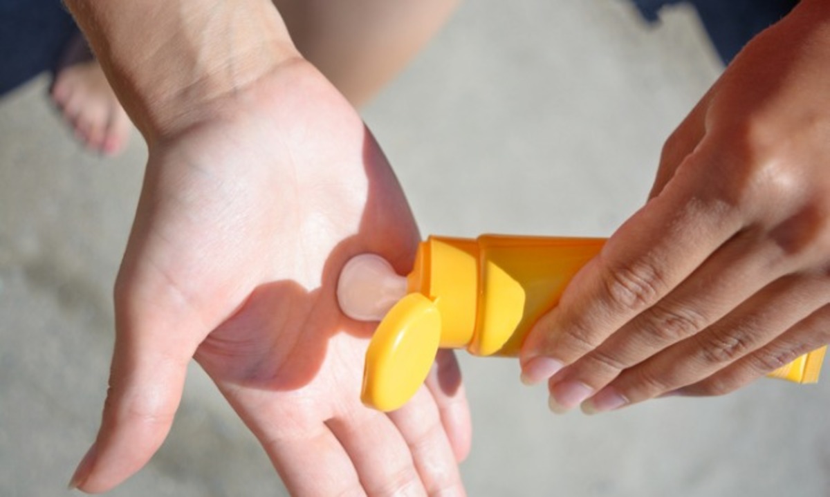 “Μύθος” το αδιάβροχο αντηλιακό: 7 πράγματα που πρέπει να ξέρετε όταν αγοράζετε αντηλιακό