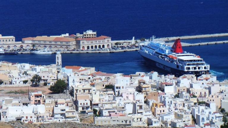 Σύρος: Ο καπετάνιος του “Νήσος Σάμος” βρήκε τη λύση – Οι εικόνες με τη μανούβρα του πλοίου στο λιμάνι [pics]