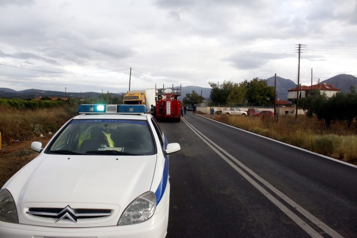 Βοιωτία: Ανατροπή νταλίκας που μετέφερε πίσσα – Σώθηκε ο εγκλωβισμένος οδηγός της!