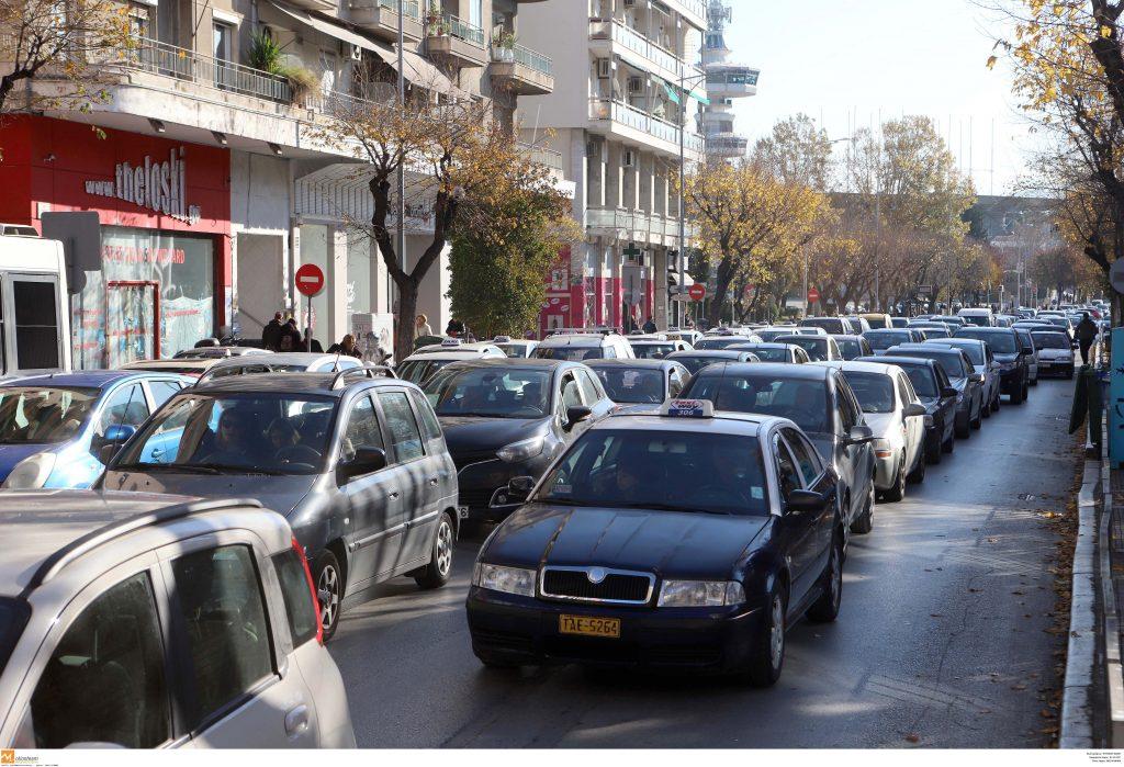 Θεσσαλονίκη: Αυτοκίνητο μπήκε στο αντίθετο ρεύμα… στην Τσιμισκή! [vid]