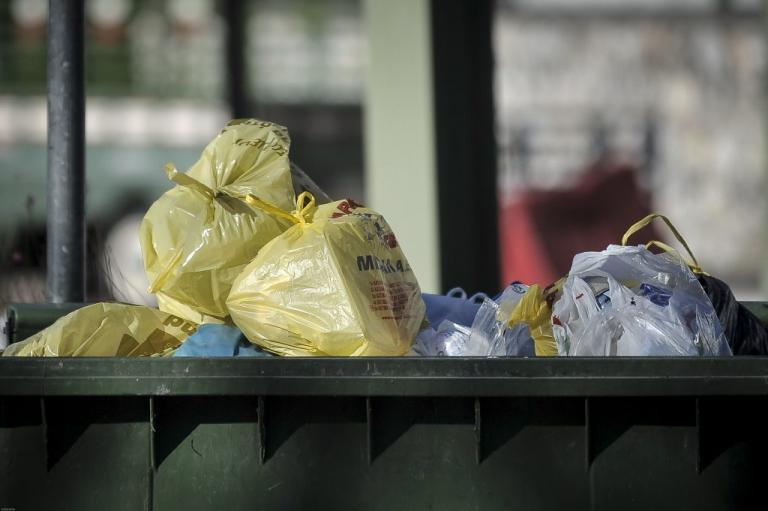 Θεσσαλονίκη: Κατέβηκε να πετάξει τα σκουπίδια και συνελήφθη – Τι έκρυβαν οι σακούλες που κρατούσε…