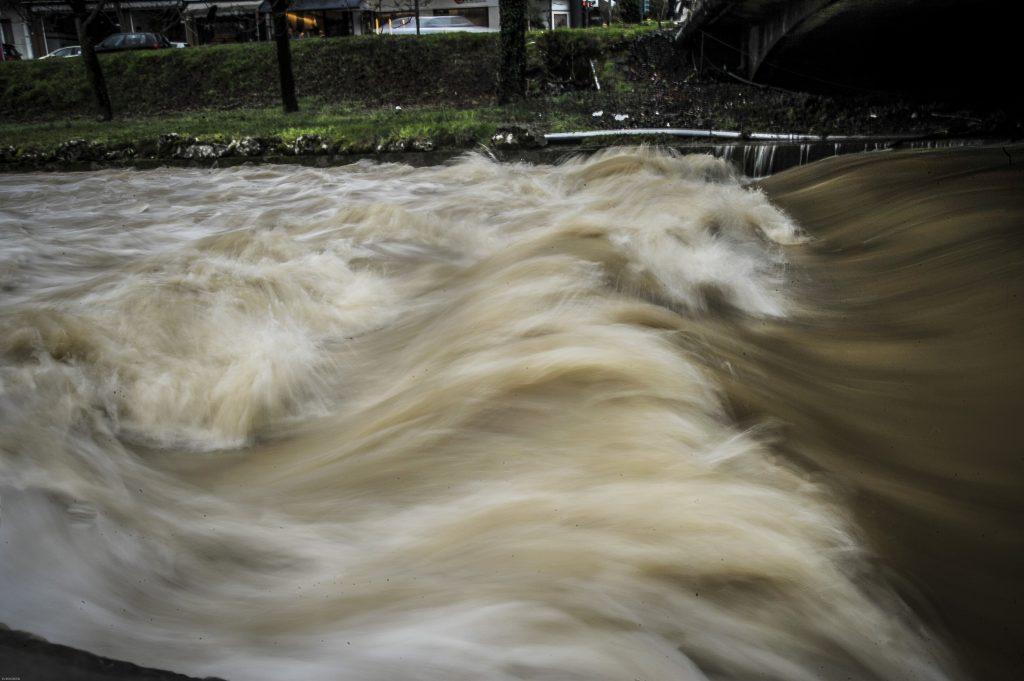 Ηλεία: Πλημμύρες και εικόνες καταστροφής λόγω κακοκαιρίας – Δραματική διάσωση οικογένειας στο Στρέφι [vids]