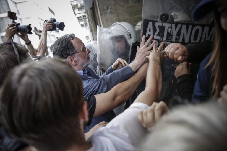 Ένταση έξω από συμβολαιογραφείο στο κέντρο της Αθήνας! Σπρωξιές, φωνές και 1 τραυματίας [pics, vids]