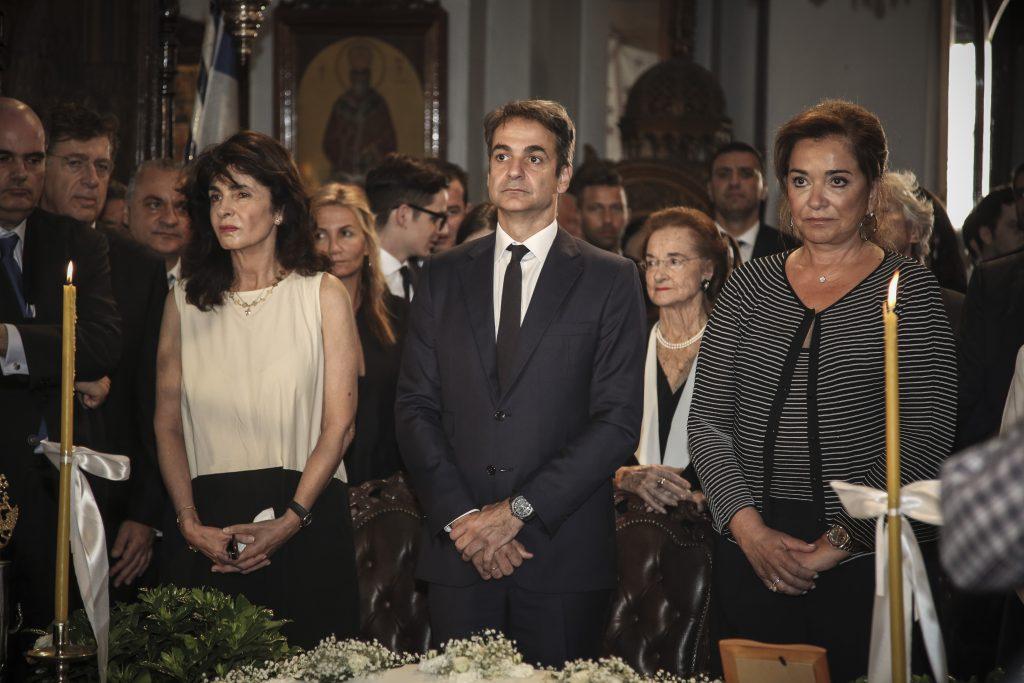Συγκινημένη η Ντόρα Μπακογιάννη στο μνημόσυνο του πατέρα της Κωνσταντίνου Μητσοτάκη