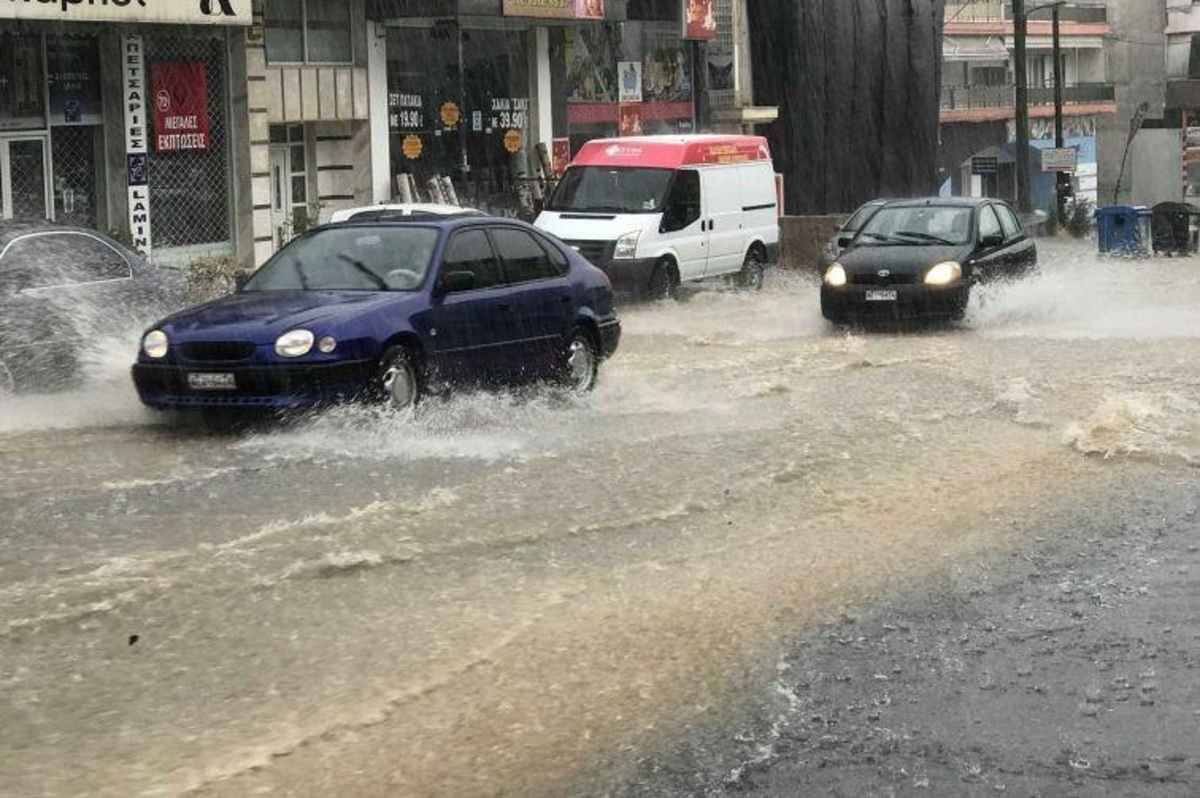 Πνίγεται η Θεσσαλονίκη! Βούλιαξαν οι δρόμοι – Βροχή και αέρας δημιούργησαν σκηνικό καταστροφής [pics, vid]