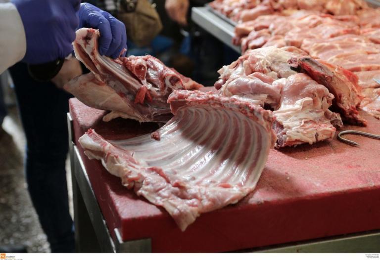 Κατέσχεσαν 136 κιλά ακατάλληλο κρέας στον Πειραιά – Έφοδος σε κρεοπωλεία
