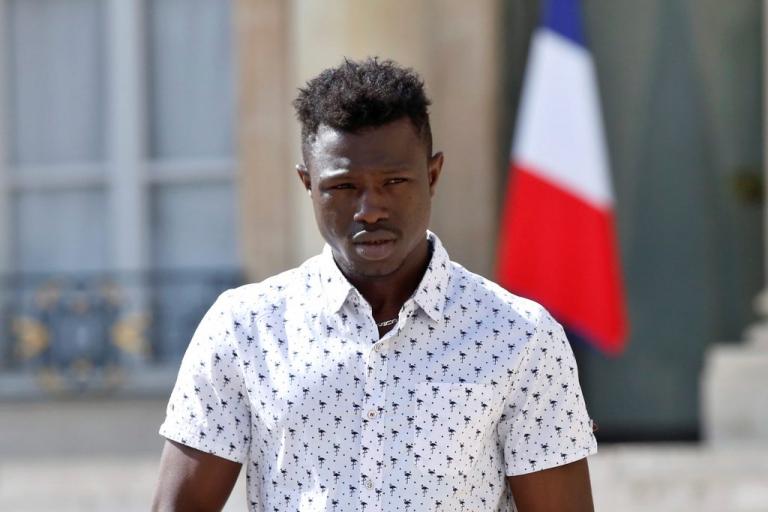 Γαλλία: Πήρε άδεια παραμονής ο ήρωας μετανάστης – Το «ευχαριστώ» της οικογένειας του αγοριού [vid]