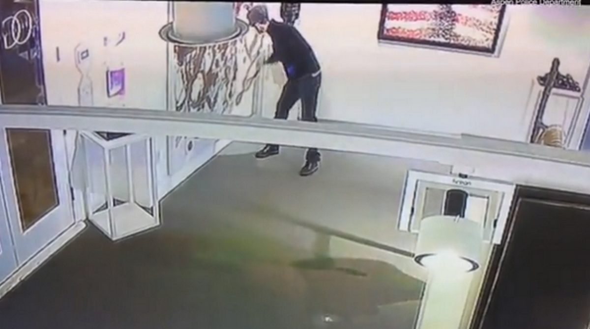 Μπούκαρε σε γκαλερί και κατέστρεψε πίνακα 3 εκατ. του πατέρα του [vid]