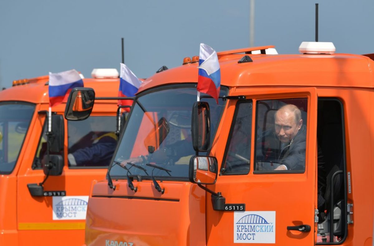 Σε ρόλο φορτηγατζή ο Πούτιν για τα εγκαίνια γέφυρας [pics, vid]