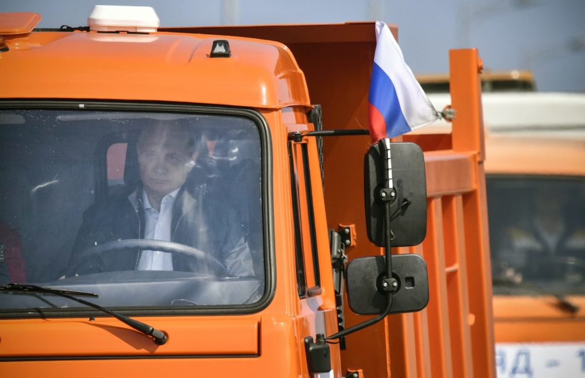Διαβεβαιώσεις του Κρεμλίνου πως… ο Πούτιν έχει άδεια οδήγησης φορτηγού