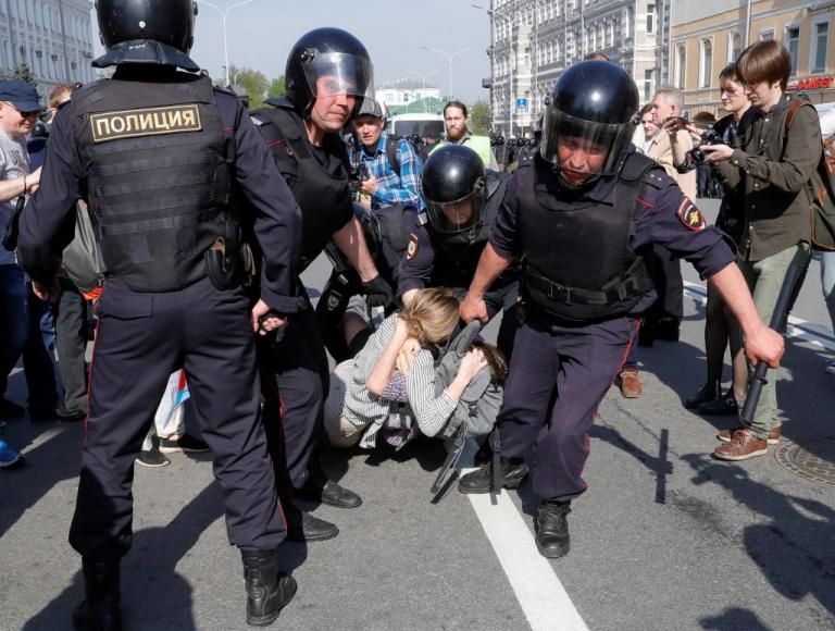 Πούτιν: Τάξη και ασφάλεια με τον τρόπο του! Κοζάκοι με μαστίγια κατά διαδηλωτών [pics]