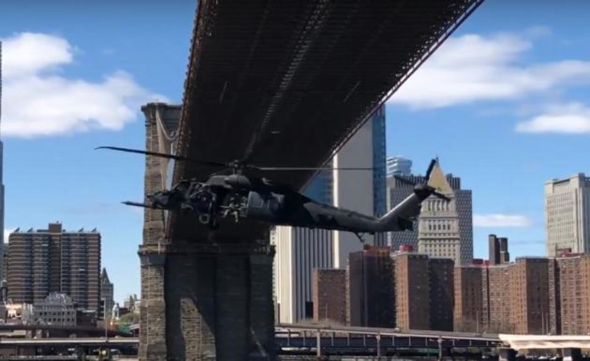 Κόβουν την ανάσα χαμηλές πτήσεις στρατιωτικών ελικοπτέρων στην Νέα Υόρκη! [vid]