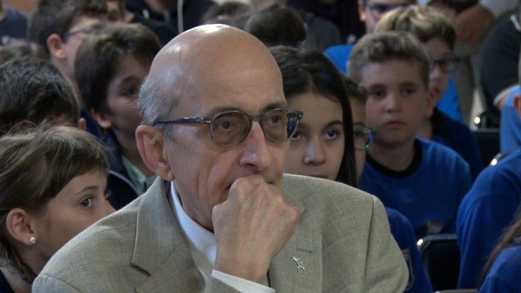 Ο Μάνος Ελευθερίου δίπλα στη νέα γενιά