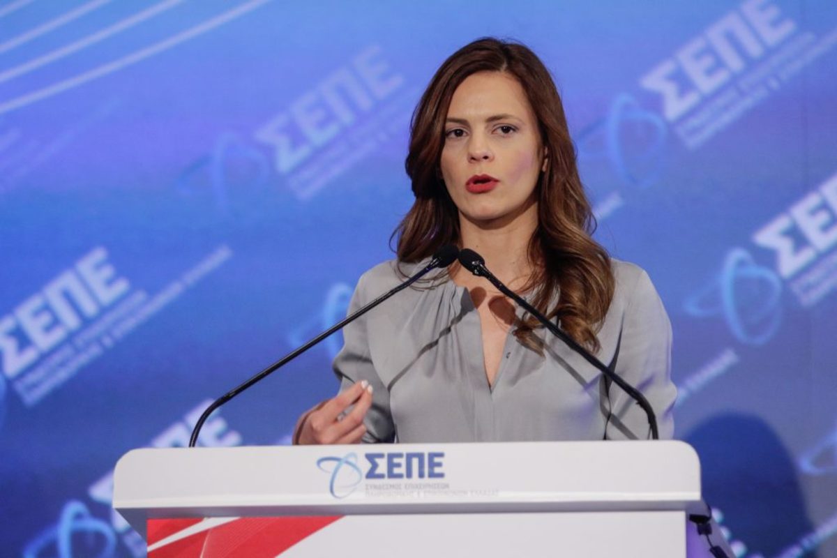 Αχτσιόγλου: Νέα προγράμματα εργασίας για νέους έως 30 ετών