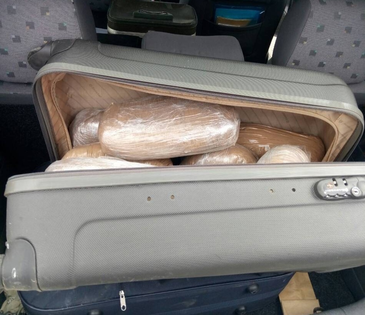 Θεσπρωτία: Έκρυβε στις βαλίτσες της 27 κιλά κάνναβης! [pics]