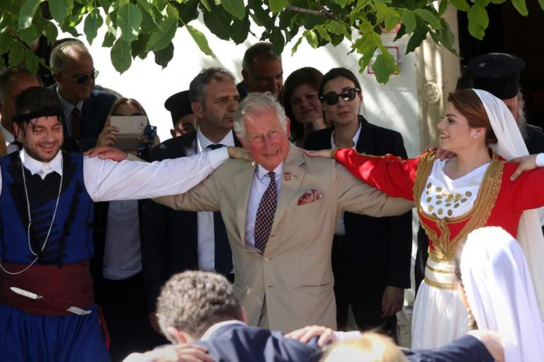 Σύντεκνος και... ακομπλεξάριστος ο Κάρολος! Χόρεψε κρητικά με την Καμίλα - Τα highlights της επίσκεψης στην Κρήτη