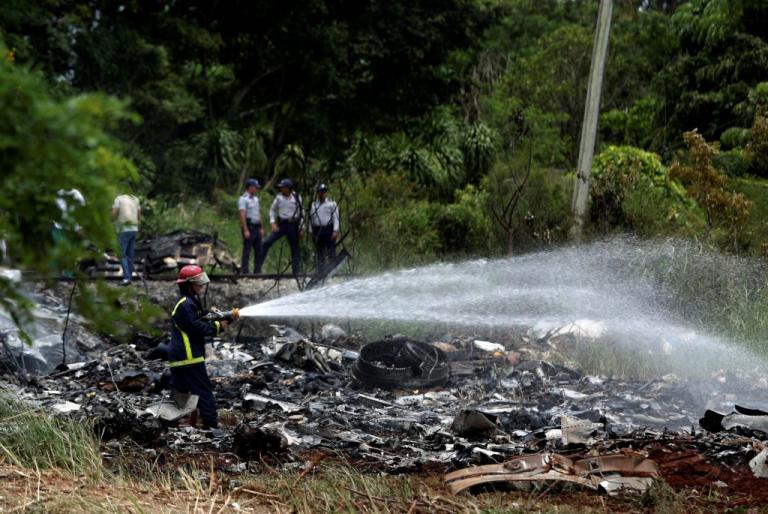 "Βυθίστηκε" στο πένθος η Κούβα - Δεκάδες νεκροί και 3 επιζώντες που "χαροπαλεύουν" από την συντριβή αεροπλάνου στην Αβάνα [pics,vid]