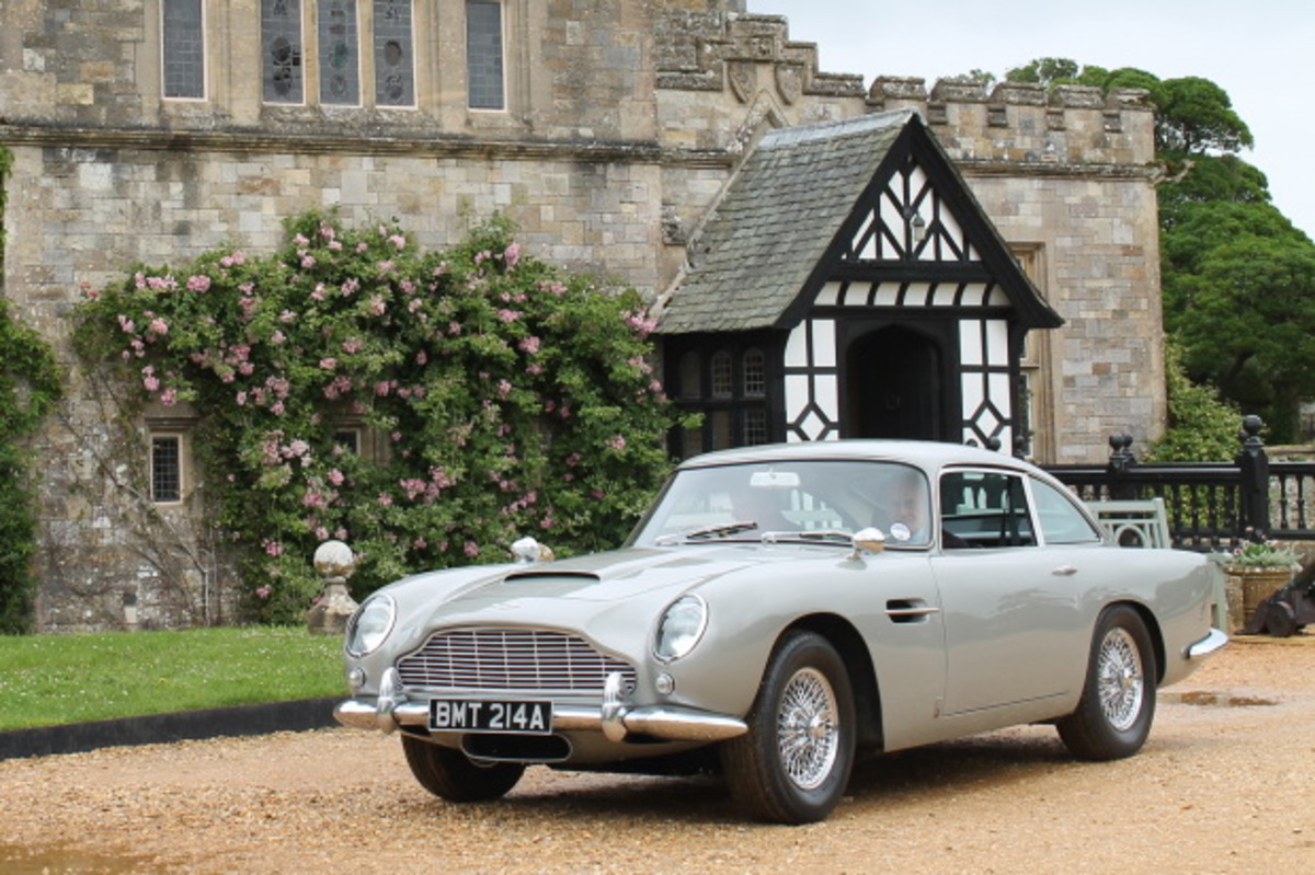 Σε δημοπρασία  η θρυλική Aston Martin DB5 του James Bond [vid]