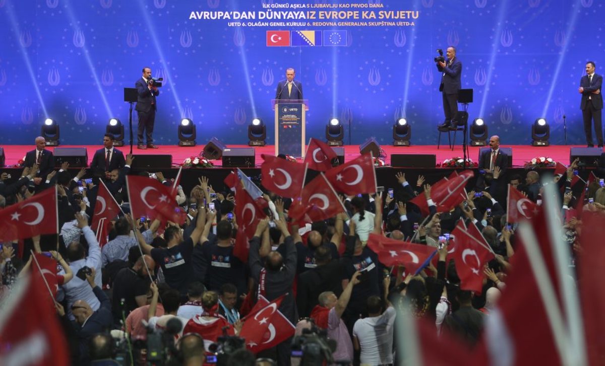 “Αυτοκρατορική” προεκλογική φιέστα Ερντογάν στο Σαράγεβο