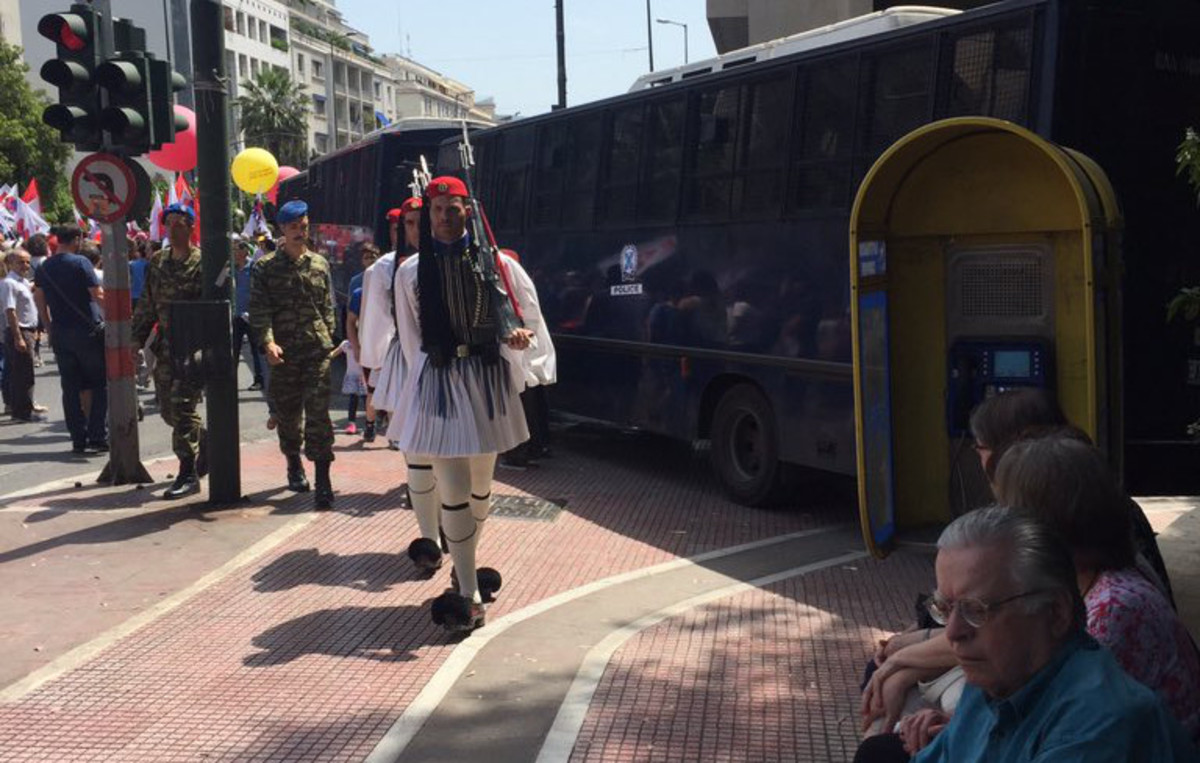 Εργατική Πρωτομαγιά: Οι κλούβες των ΜΑΤ ανάγκασαν την Προεδρική Φρουρά να… αλλάξει δρομολόγιο [pics]