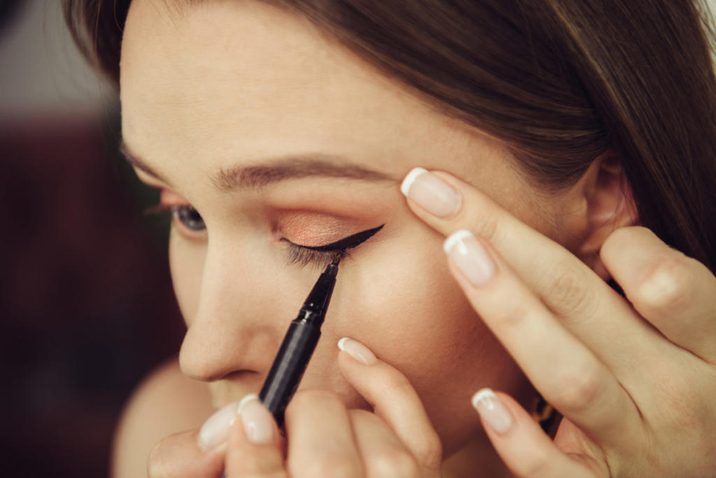 Προσοχή με το eyeliner: Τι μπορεί να πάθουν τα μάτια σας!