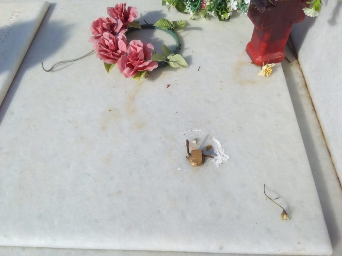 Κόρινθος: Έβλεπαν τους κλέφτες να αδειάζουν το νεκροταφείο – Άφαντοι οι αστυνομικοί [vid]