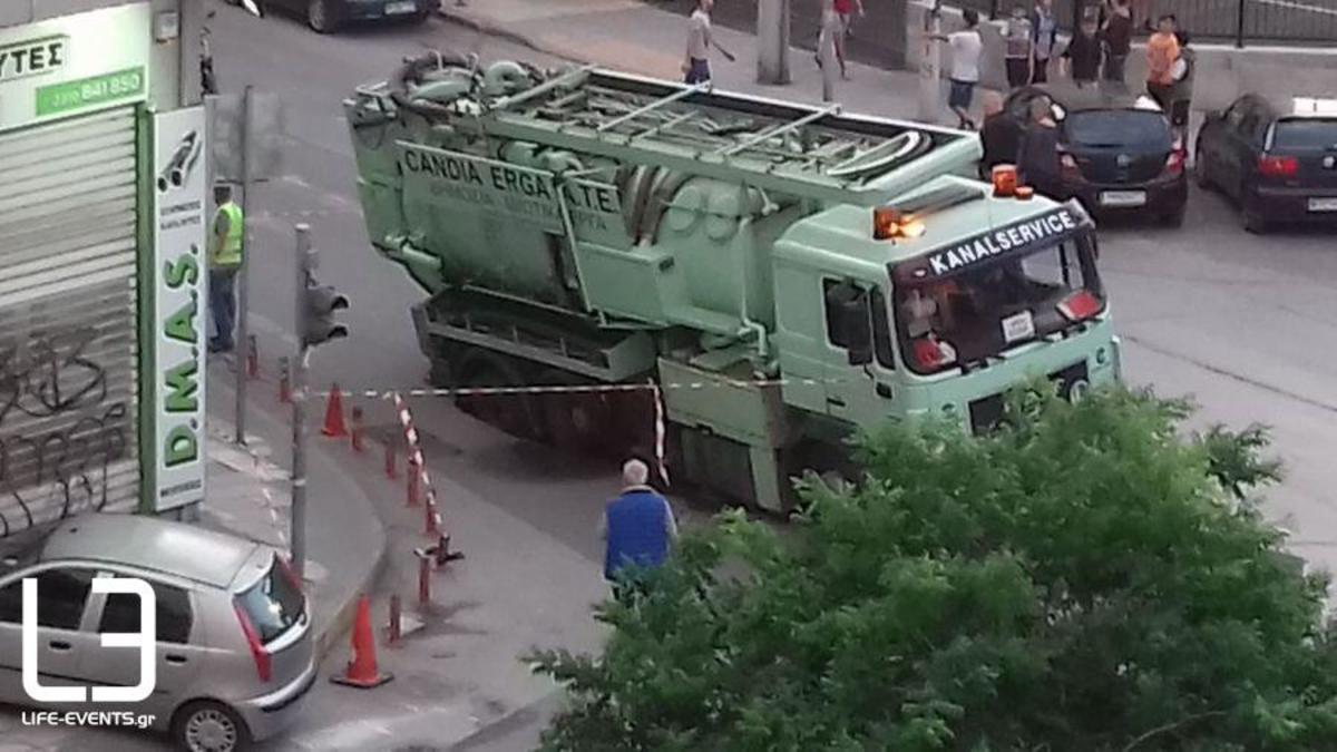 «Βούλιαξε» ο δρόμος στη Θεσσαλονίκη – «Κόλλησε» φορτηγό στην τρύπα! [pics]