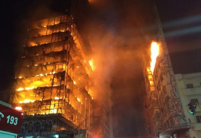 Η στιγμή της κατάρρευσης γιγαντιαίου φλεγόμενου ουρανοξύστη στο Σάο Πάολο