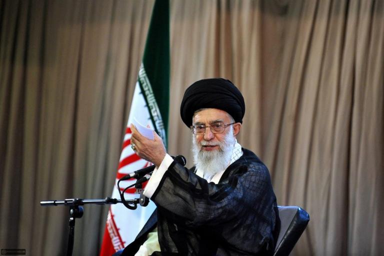 Οργή Χαμενεΐ: Ανόητη και επιπόλαιη η απόφαση Τραμπ για το Ιράν