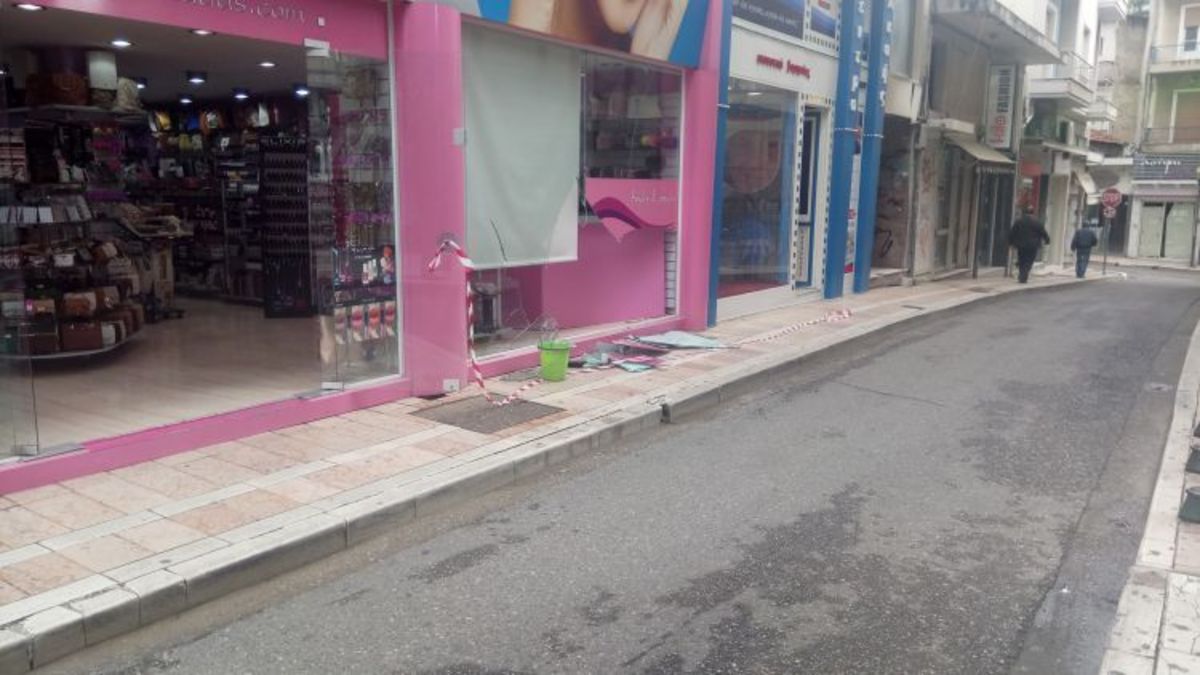 Αγρίνιο: Εισβολή αυτοκινήτου σε κατάστημα – Πάγωσαν οι υπεύθυνοι και οι πελάτες στην είσοδο [pics]