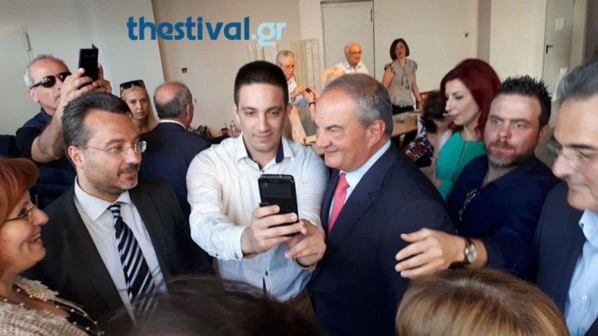 Κώστας Καραμανλής: Αποθέωση με απρόοπτα! Οι selfies, η… πρεσβυωπία και ο εξοργισμένος συνταξιούχος [pics, vids]