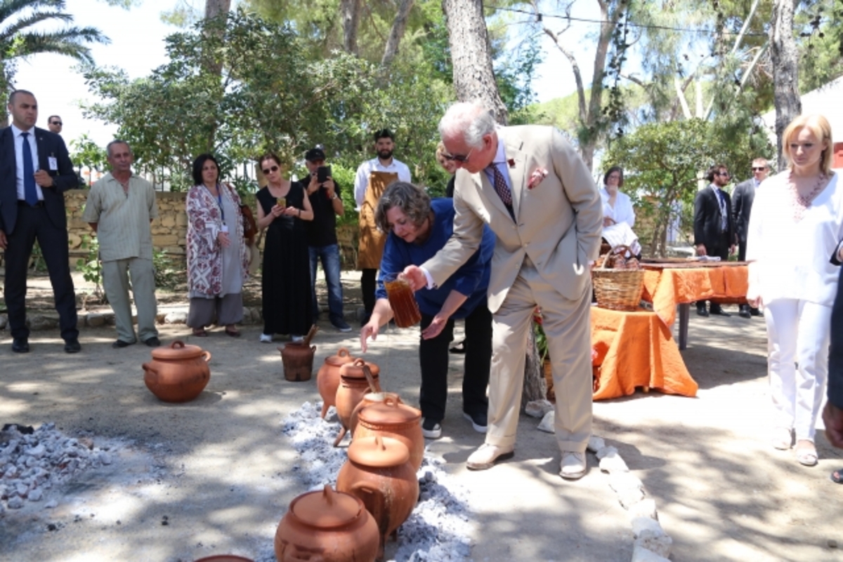 Κάρολος - Καμίλα: Καρέ - καρέ η επίσκεψη στην Κρήτη - Η Κνωσός, τα δώρα και η πριγκιπική «πινελιά» στο μινωικό γεύμα [pics]