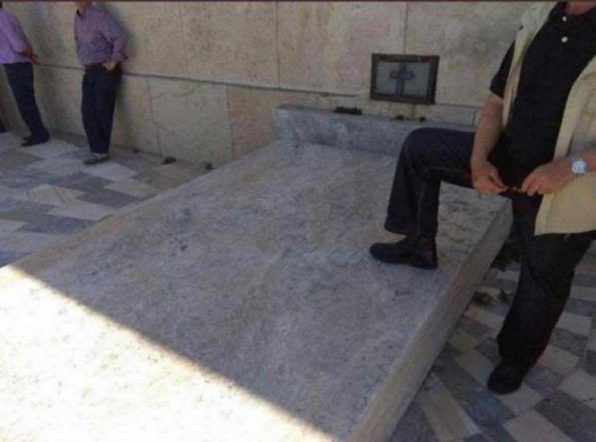 Σύλλογος Ευζώνων Προεδρικής Φρουράς: “Ατιμωτική” η συμπεριφορά του πολίτη που πάτησε πάνω στο Μνημείο του Αγνώστου Στρατιώτη