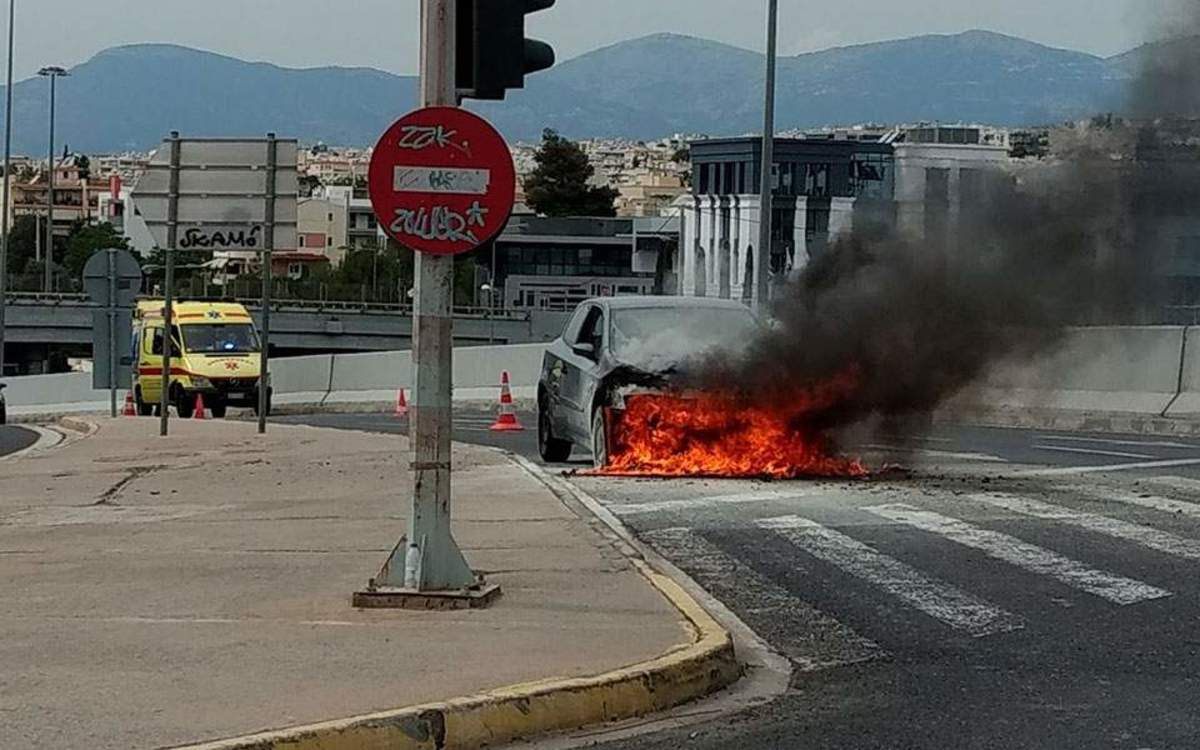 Στις φλόγες αυτοκίνητο στην Κηφισίας