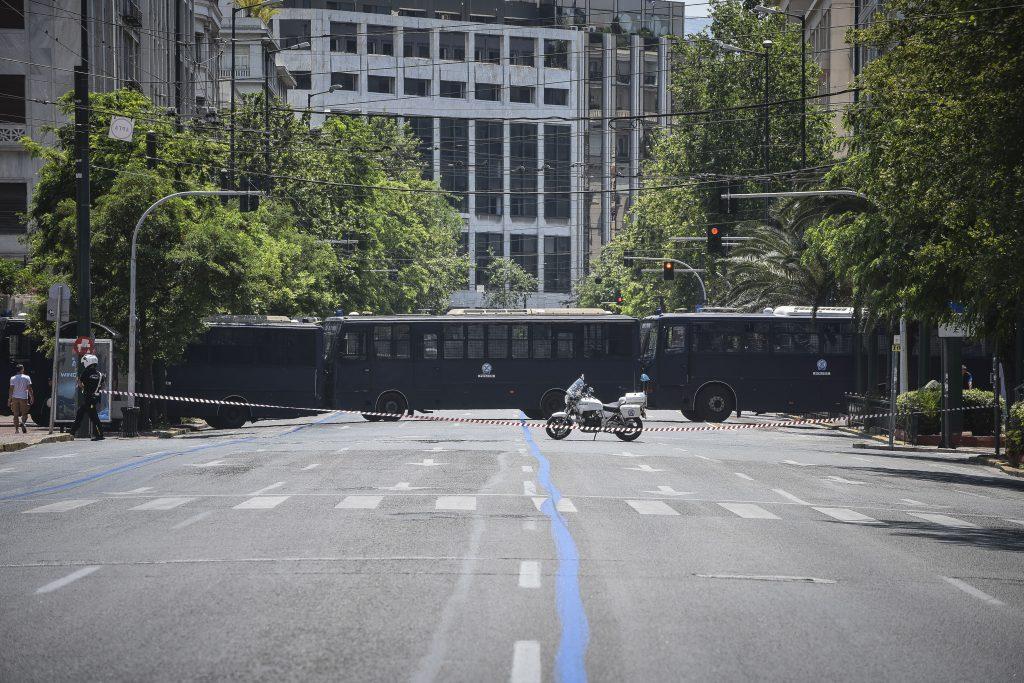 Ένα μεσημέρι Κυριακής στην Αθήνα: Γκλίτσες, κλούβες, ελληνικές σημαίες, παπάδες και… καλόγριες