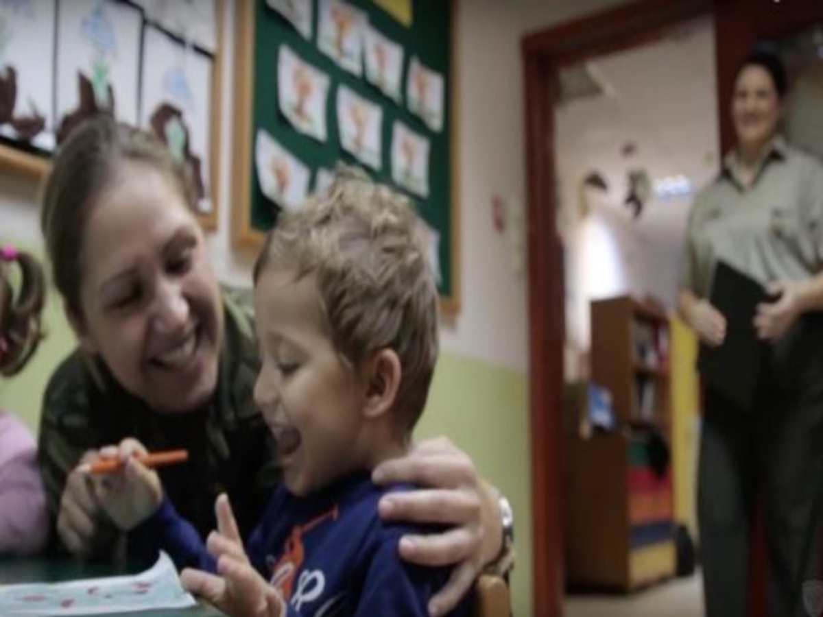 Αυτό είναι το συγκινητικό σποτ του Στρατού που τιμά τις μητέρες και κάνει το γύρο του διαδικτύου! [vid]