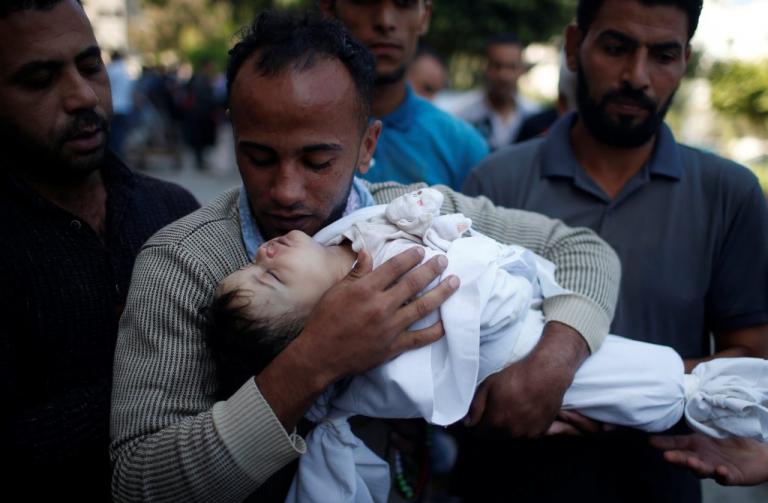 Μέσα σαμπάνια, έξω αίμα και θάνατος – Βρέφος οκτώ μηνών ανάμεσα στους νεκρούς! Χάος στα νοσοκομεία της Γάζας