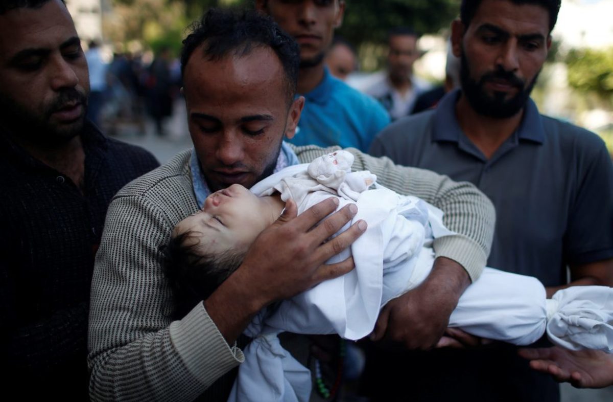 Γάζα: Μυρίζει παντού αίμα και… μπαρούτι – Βρέφος οκτώ μηνών ανάμεσα στους νεκρούς