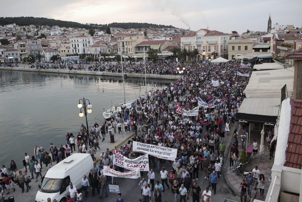 Μυτιλήνη: Λαοθάλασσα και άγρια επεισόδια από ακραίους