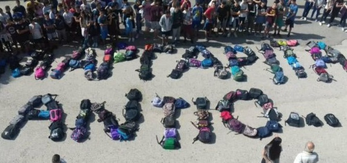 Αγρίνιο: «Αντίο Μαργαρίτα» – Συγκλονίζουν οι συμμαθητές της 14χρονης μαθήτριας [pics]