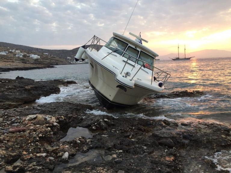 Σκάφος προσάραξε στη Σίκινο και… αποκαλύφθηκαν παρατυπίες – Συνελήφθη ο κυβερνήτης