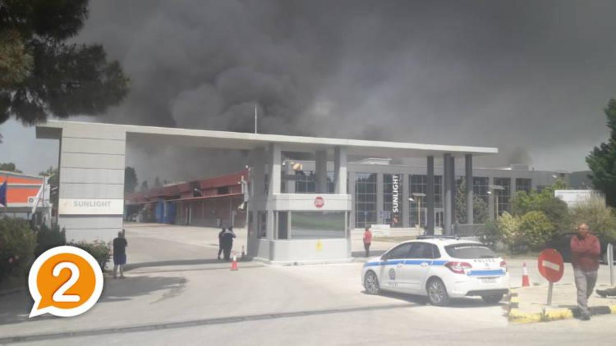 Ξάνθη: Κλειστά σχολεία μετά τη φωτιά στο εργοστάσιο – Οδηγίες σε όσους βρίσκονται σε ακτίνα 15 χιλιομέτρων [vids]
