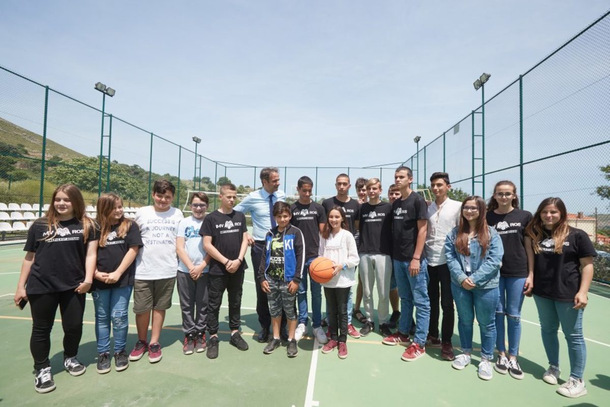 Επίσκεψη Μητσοτάκη στην Ίμβρο – Συνομιλία με τους κατοίκους και… χαλαρό μπασκετάκι με τους μαθητές